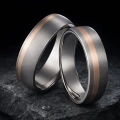 TRG63-5-5-titanium-trouwringen-roodgoud-mat.webp