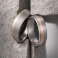 TRG63-5-7-titanium-trouwringen-roodgoud-mat.webp