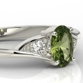 Pierścionek z 14k białego złota z oliwinem 1ct i 2 diamentami 0,08ct