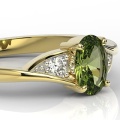 Pierścionek z 14k żółtego złota z oliwinem 1ct i 2 diamentami 0,08ct